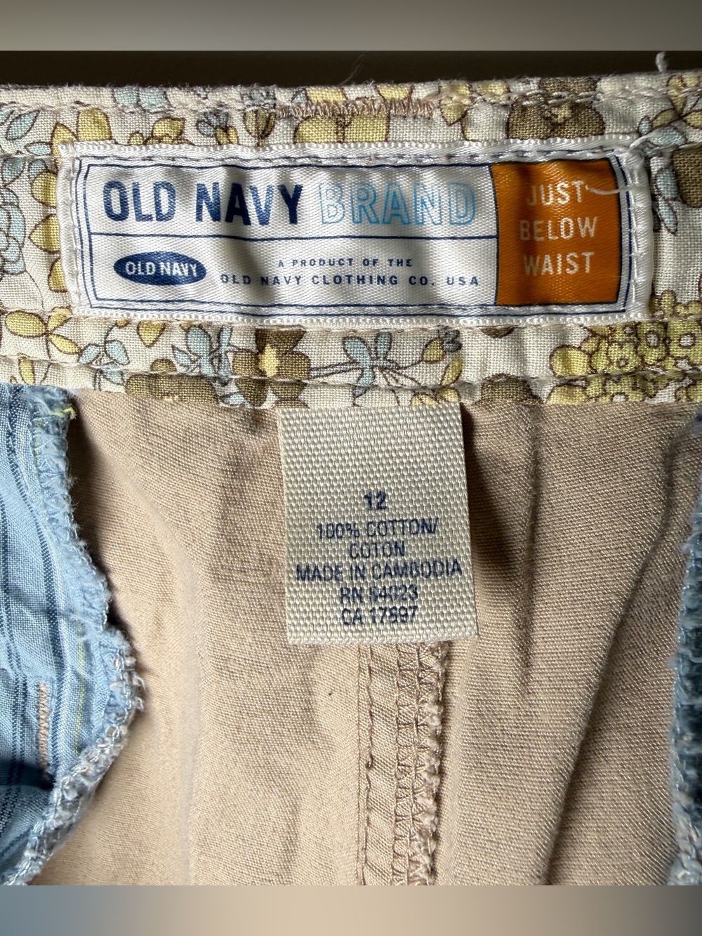 Vintage Y2K Old Navy Cargo Capris | Size 12 | Khaki | Roll-Tab Hem | Crunchy - Picture 7 of 8
